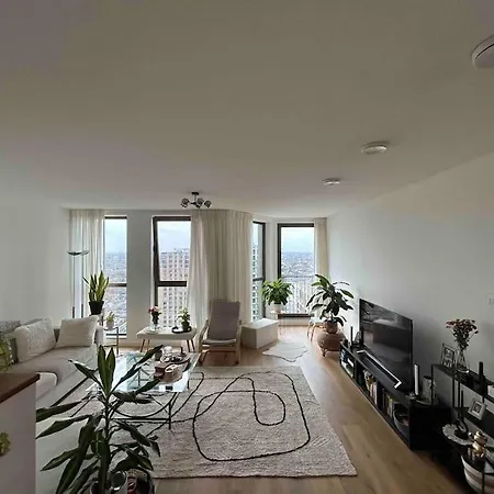 Daire The Crown In *