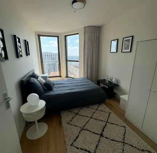 The Crown In La Haya